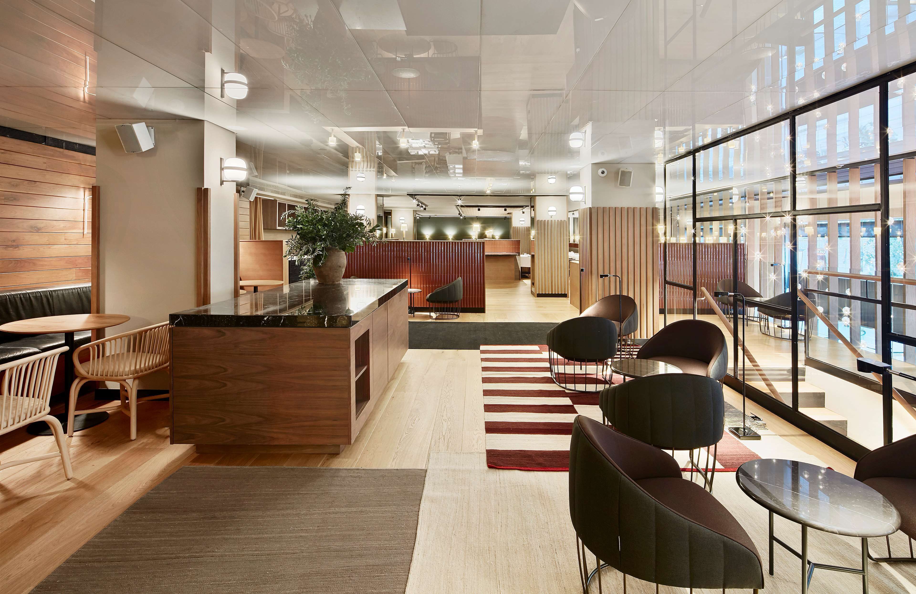 Alexandra Hotel by Hilton Lobby